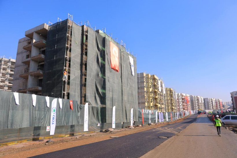 Bakan Kurum'dan deprem konutları açıklaması: “Son tuğlaları koyuyor, son çivileri çakıyoruz” - Resim : 2