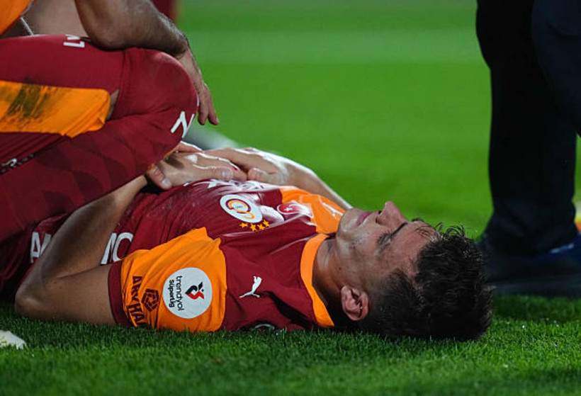 Fenerbahçe–Galatasaray derbisinde skandal: Kazımcan’a çakmak atan taraftar gözaltına alındı - Resim: 4