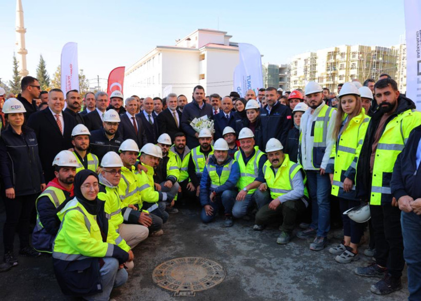 Bakan Kurum'dan deprem konutları açıklaması: “Son tuğlaları koyuyor, son çivileri çakıyoruz” - Resim : 1