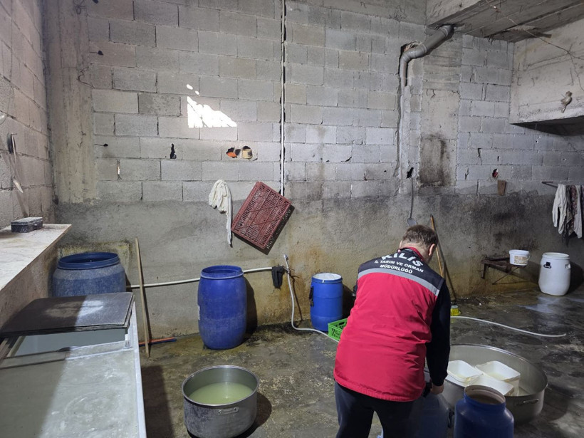 Skandal görüntüler ortaya çıktı! Yoğurt ve peynir üreten imalathane kapatıldı - Resim: 1