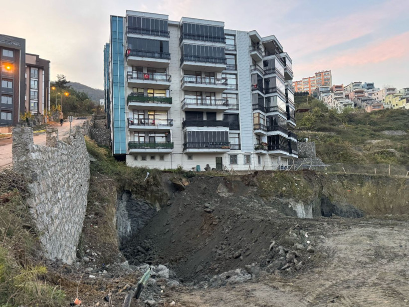 Bartın’da korku dolu anlar! İnşaat çöktü, 32 kişi apar topar tahliye edildi - Resim: 1