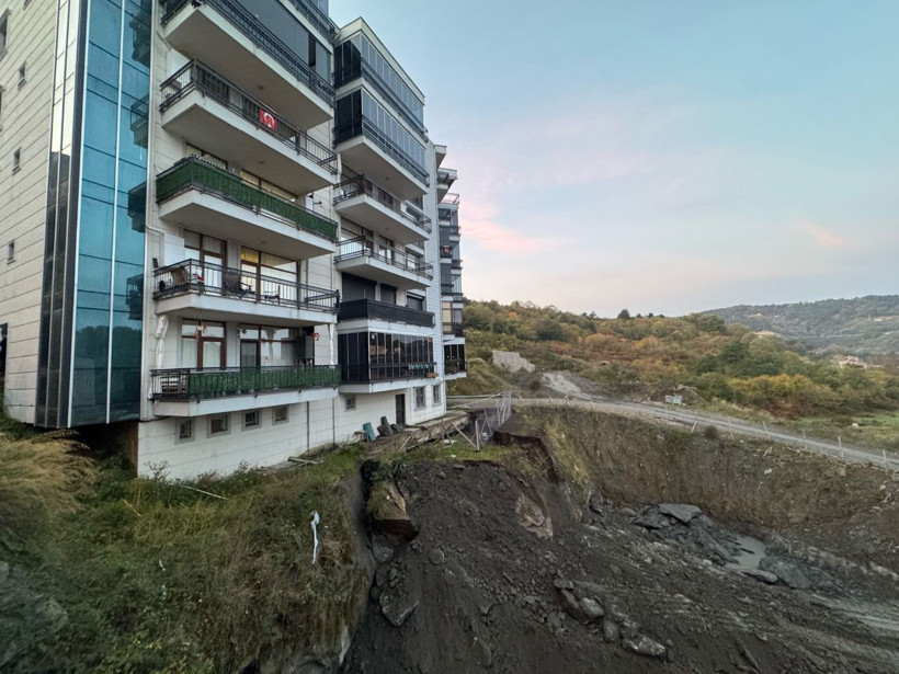 Bartın’da korku dolu anlar! İnşaat çöktü, 32 kişi apar topar tahliye edildi - Resim: 3