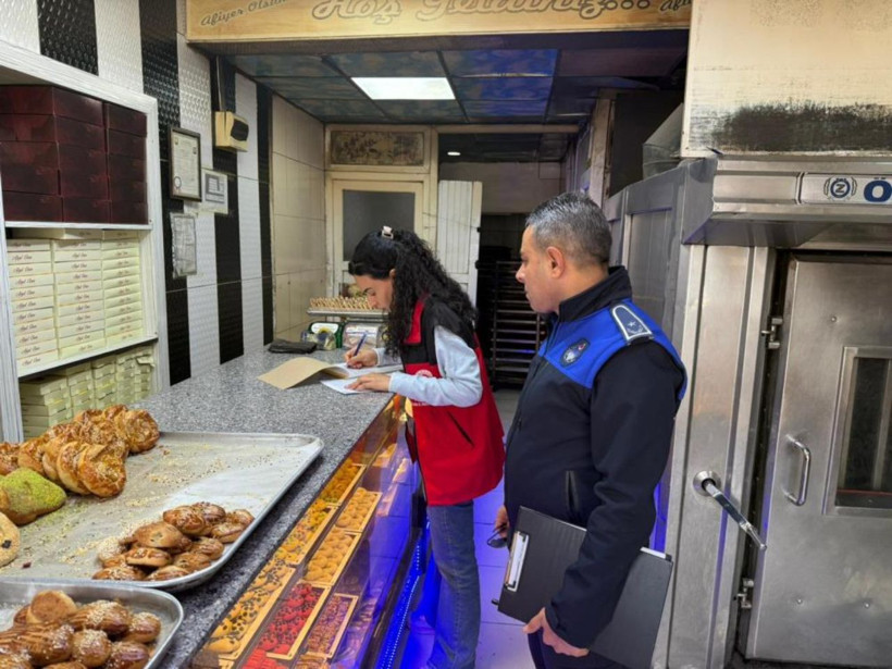 Şanlıurfa’da gıda baskını: 2 işletme mühürlendi, yüzlerce ürüne el konuldu - Resim: 3