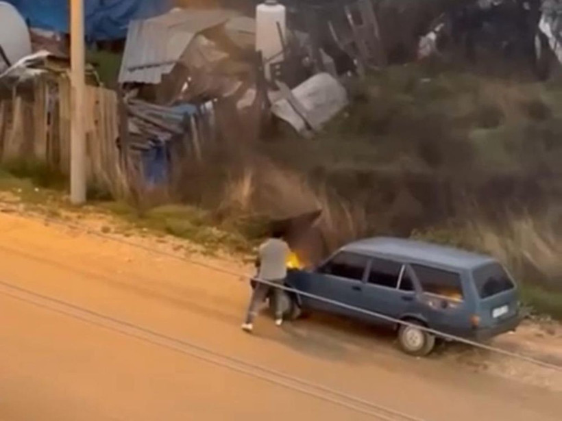 Bolu'da seyir halindeki otomobil alev aldı: Sürücü alevleri kovayla söndürdü - Resim: 1