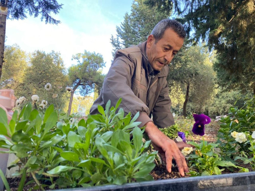 Mezarlıkta çiçek hırsızlığı skandalı! Acılı baba kızının mezarını kamerayla koruyor - Resim: 2