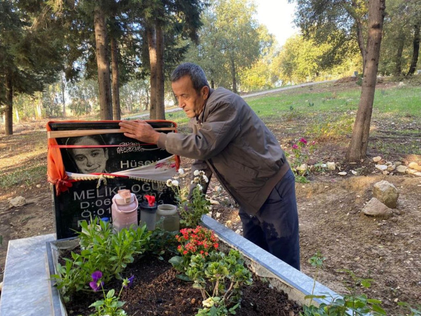 Mezarlıkta çiçek hırsızlığı skandalı! Acılı baba kızının mezarını kamerayla koruyor - Resim: 1