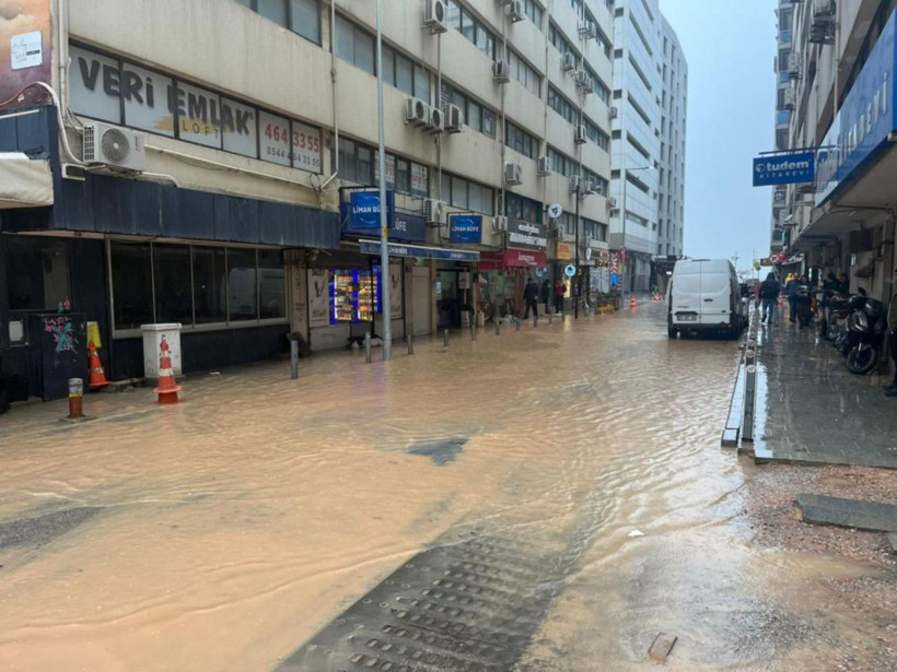 İzmir'de sağanak kabusu: Caddeler göle döndü - Resim: 6