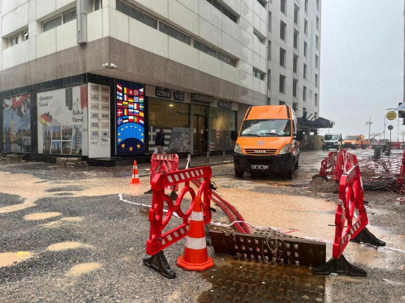 İzmir'de sağanak kabusu: Caddeler göle döndü - Resim: 5
