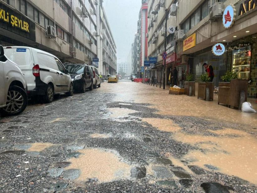 İzmir'de sağanak kabusu: Caddeler göle döndü - Resim: 4