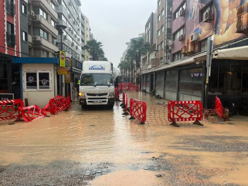 İzmir'de sağanak kabusu: Caddeler göle döndü - Resim: 2