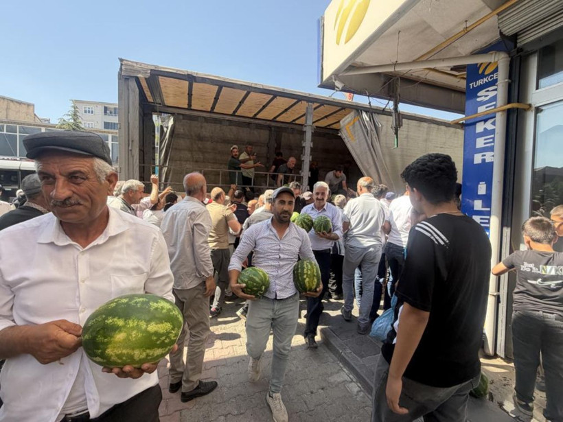 Meydanda iğne atsan yere düşmedi! Memleketine tır dolusu karpuz gönderip bedava dağıttı! - Resim: 2
