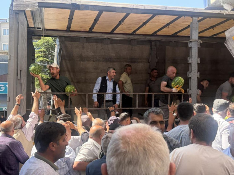 Meydanda iğne atsan yere düşmedi! Memleketine tır dolusu karpuz gönderip bedava dağıttı! - Resim: 3