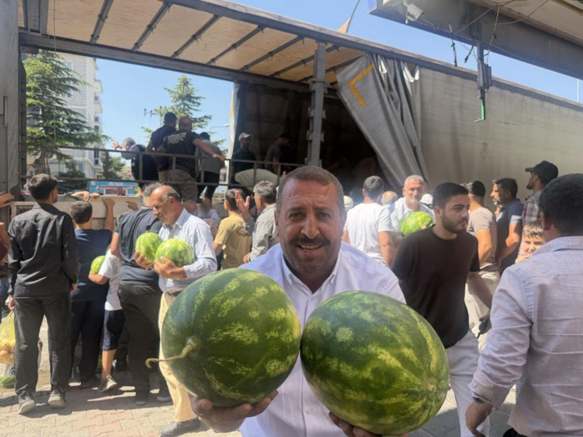 Meydanda iğne atsan yere düşmedi! Memleketine tır dolusu karpuz gönderip bedava dağıttı! - Resim: 4