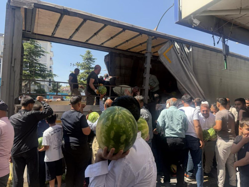 Meydanda iğne atsan yere düşmedi! Memleketine tır dolusu karpuz gönderip bedava dağıttı! - Resim: 5