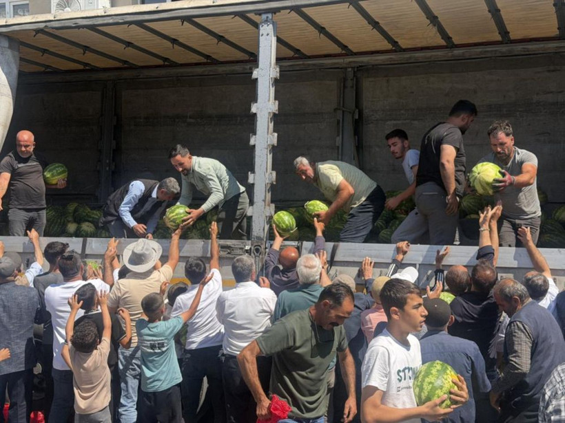 Meydanda iğne atsan yere düşmedi! Memleketine tır dolusu karpuz gönderip bedava dağıttı! - Resim: 6