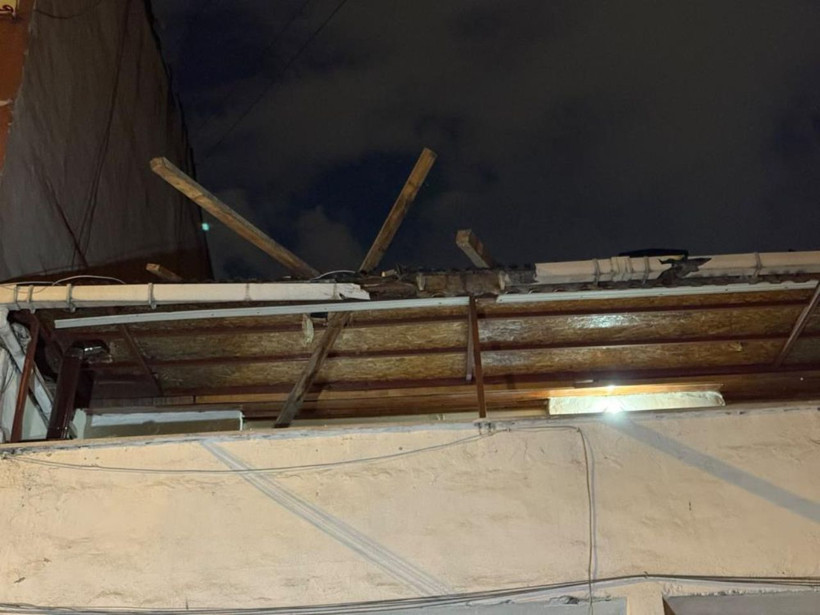 İstanbul'da fırtına dehşeti! Uçan çatı evlerin içine saplandı - Resim: 3