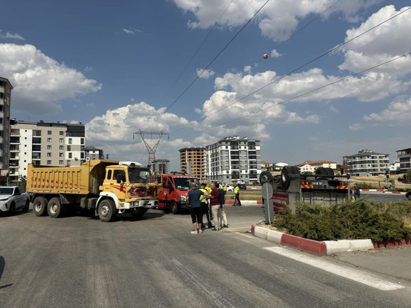 Yangına giderken kaza yaptılar! İtfaiye aracı ile kamyon çarpıştı - Resim: 3