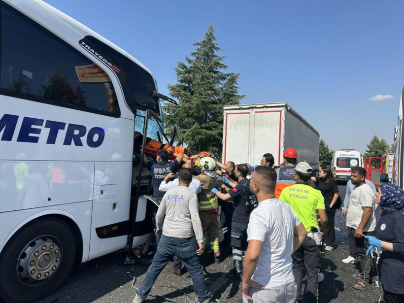 Uşak'ta feci kaza: Yolcu otobüsü kamyona çarptı: 1'i ağır 8 yaralı - Resim: 5