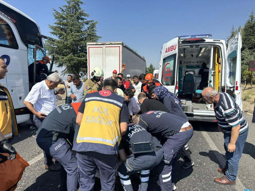 Uşak'ta feci kaza: Yolcu otobüsü kamyona çarptı: 1'i ağır 8 yaralı - Resim: 4