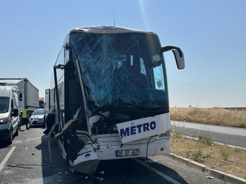 Uşak'ta feci kaza: Yolcu otobüsü kamyona çarptı: 1'i ağır 8 yaralı - Resim: 2