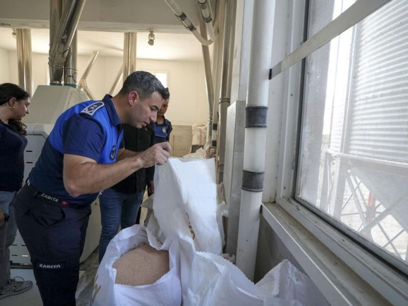 Tarsus’ta gıda skandalı! 30 ton böceklenmiş ve küflenmiş un imha edildi - Resim: 3