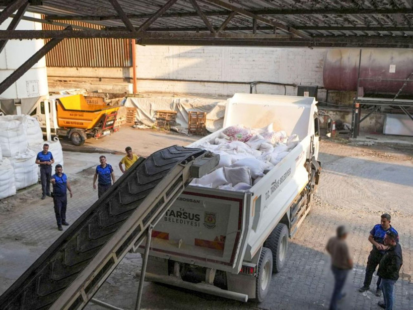 Tarsus’ta gıda skandalı! 30 ton böceklenmiş ve küflenmiş un imha edildi - Resim: 2