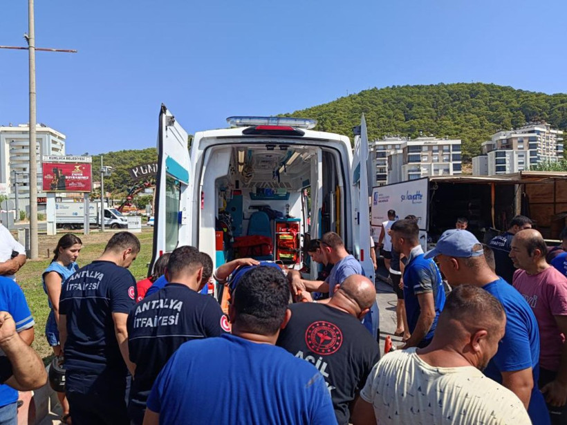 Antalya'da korku dolu anlar! Su arızası çalışmasında göçük altında kalan işçi kurtarıldı - Resim: 5