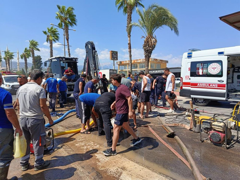 Antalya'da korku dolu anlar! Su arızası çalışmasında göçük altında kalan işçi kurtarıldı - Resim: 3