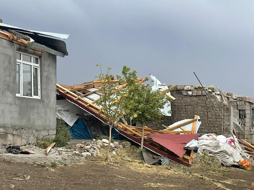 Ağrı’nın Tezeren köyünde fırtına: 44 ev ve 30 ahırın çatısı uçtu - Resim : 1