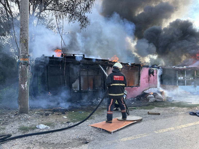 Husumetli iki grup 4 evi ateşe verdi: 2 çocuk yaralandı - Resim : 1