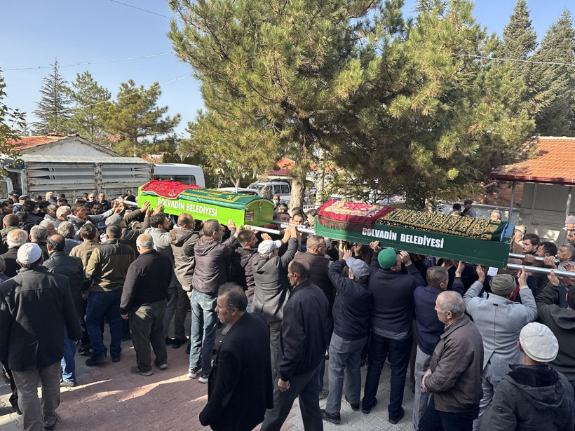 Fatih’te zehirlenme şüphesiyle ölen anne ve 2 çocuğu Afyonkarahisar'da toprağa verildi! - Resim : 1