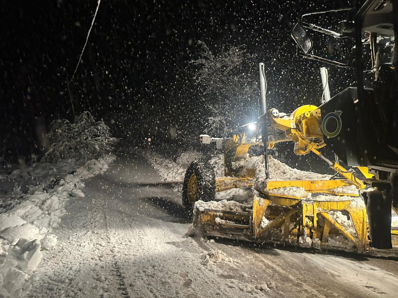 Ordu’da kar yağışıyla yollar beyaza büründü! Ekipler gece boyunca çalıştı - Resim : 2
