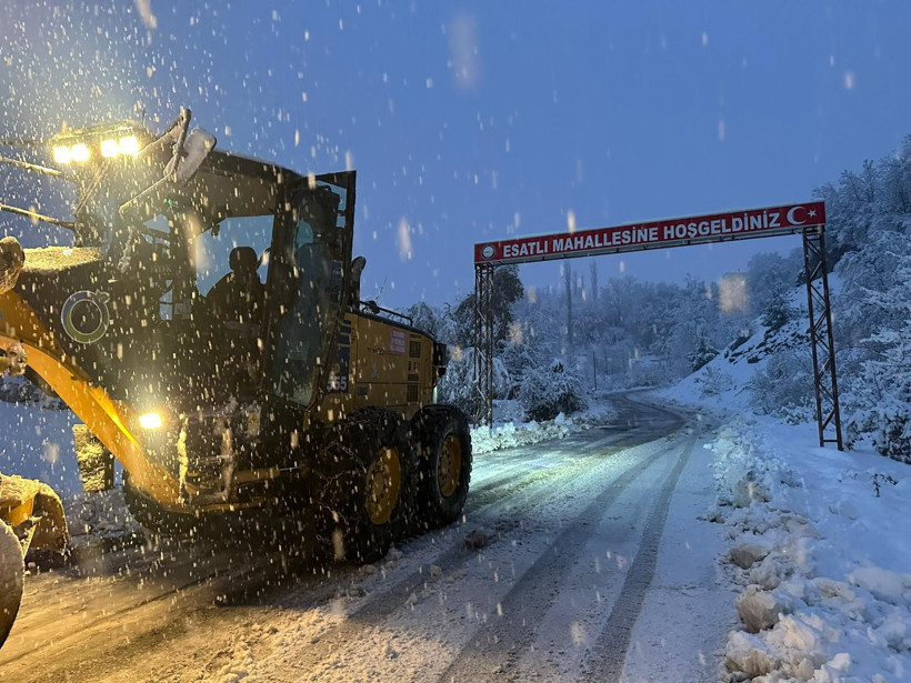 Ordu’da kar yağışıyla yollar beyaza büründü! Ekipler gece boyunca çalıştı - Resim : 1