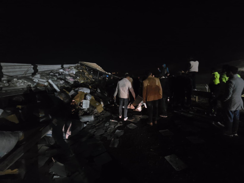 Tekstil yüklü tır kontrolden çıkıp devrildi: Şanlıurfa-Diyarbakır yolu kapandı - Resim : 1