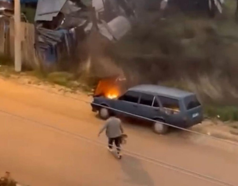 Bolu'da seyir halindeki otomobil alev aldı: Sürücü alevleri kovayla söndürdü - Resim: 2