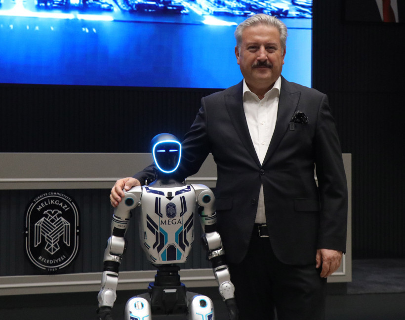 İnsansı robot ''MEGA'' belediyede işe başlıyor! - Resim : 1