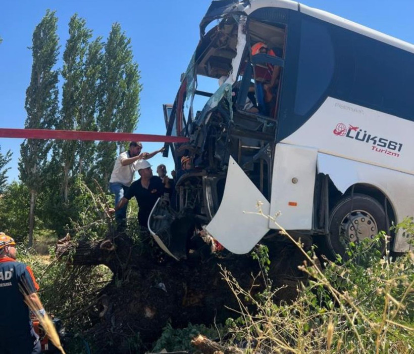 Sürücü direksiyon hakimiyetini kaybetti, otobüs ağacın tepesine çıktı: Yaralılar var - Resim: 3