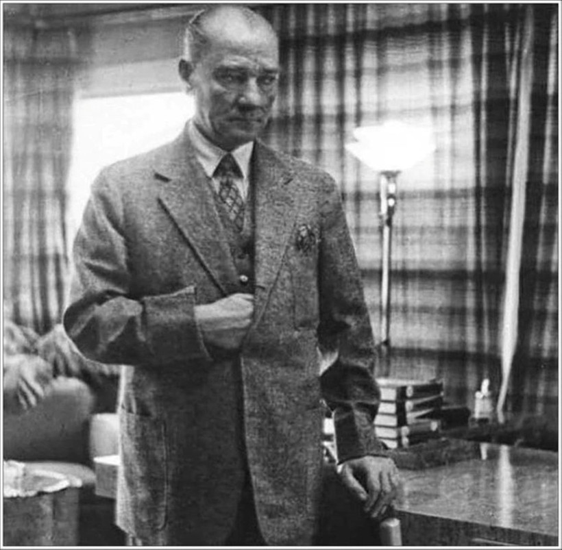 Atatürk neden sağ elini göğsüne koyardı? İşte bilinmeyen anlamı - Resim: 2