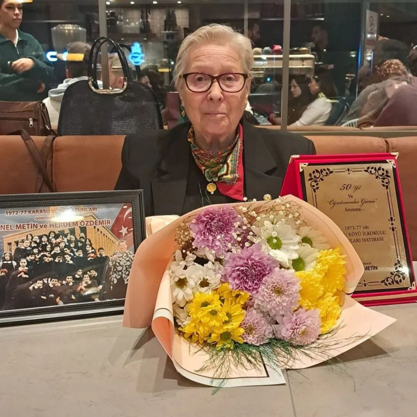 53 yıl sonra büyük buluşma! Eski öğrenciler öğretmenlerini sosyal medyada bulup Türk bayrağıyla karşıladı - Resim : 2