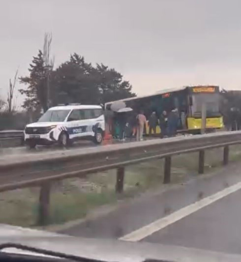 İstanbul E-5’te peş peşe kazalar: Otobüs yoldan çıktı, TIR devrildi - Resim : 1