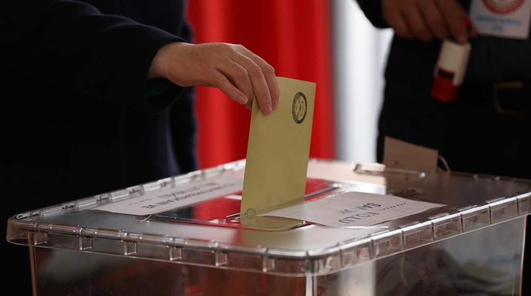 Siyasilerin oy verdiği sandıklardan hangi parti çıktı?